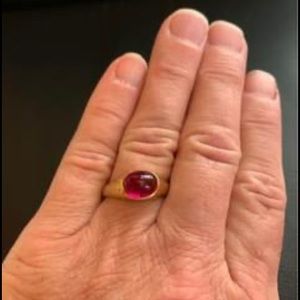 Red Stone Ring 10K size 11 (Excellent Condition)